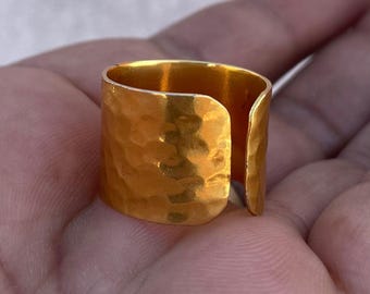 Handgemachter gehämmerter Ring aus massivem reinem Messing, Daumenring, rustikale Band, Messingring, Geschenkidee.