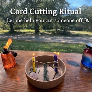Könnte beinhalten: Spirituelles Ritual-Setup mit dem Text "Cord Cutting Ritual" und "Let me help you cut someone off". Die Szene zeigt eine brennende orangefarbene Lampe, eine Schale mit Kerzen und ein Glas mit roten, weißen und blauen Schichten.