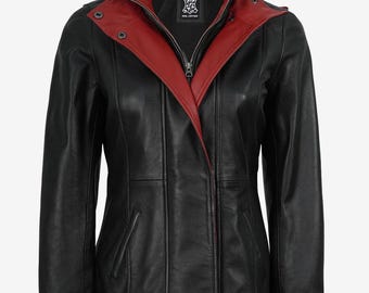 Giacca da donna in pelle nera con collo alto e dettagli rossi sul davanti.