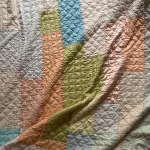Colcha vintage em patchwork de cetim pastel - Feita à mão, macia, sedosa e brilhante, em tons de rosa, azul, verde e pêssego - 178 cm x 198 cm