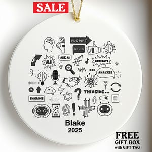 Peut inclure: Ornement de Noël rond en céramique blanche avec des illustrations noires sur le thème de l'IA et une ficelle dorée pour l'accrocher. Le texte "Blake 2025" est présent. Une étiquette rouge "SALE" est visible.