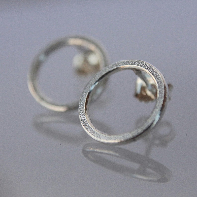 Earrings O in silver image 4