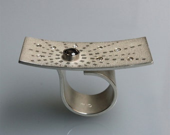 Contemporary handmade cocktailring with smoky quarz,diamonds and 18K white gold (Kum Boo)