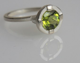 Ring O with peridot in silver