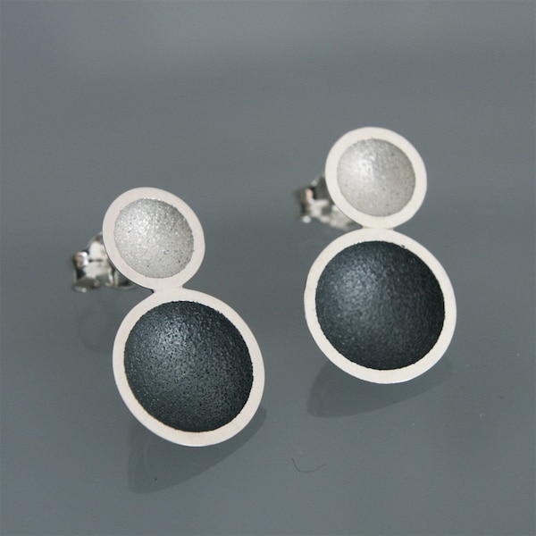 Pendientes elegantes contemporáneos hechos a mano en plata "2 copas blanco i negro"