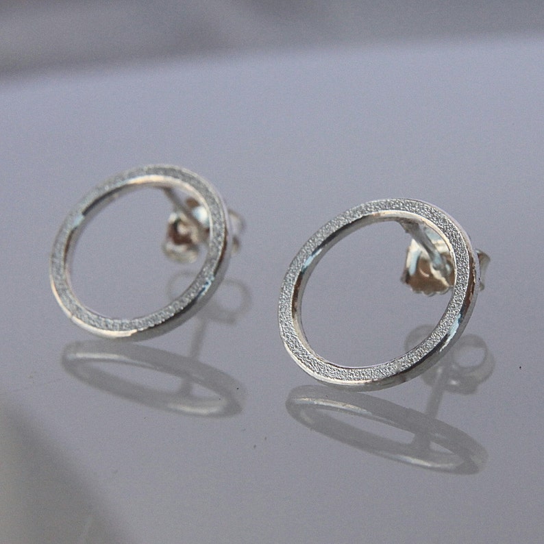 Earrings O in silver image 3