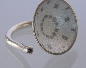 Tasse-Ring mit Weißgold Kum boo und Diamant