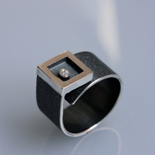 Contemporary ring "morningstar" in oxidated silver with diamond