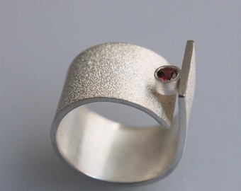 Contemporary minimalist ring " Q with garnet " in sterling silver