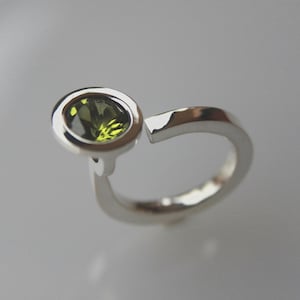 Ring Q special with peridot in silver