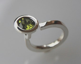 Ring Q special with peridot in silver