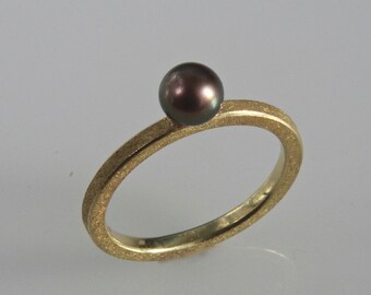 Stacking ring in 18 kt gold with black perl