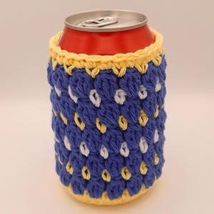 Puede incluir: Un letrero de madera rústica con el texto "Welcome to our home" en letras blancas. El letrero presenta un acabado envejecido y un diseño simple y acogedor, perfecto para un porche o entrada.