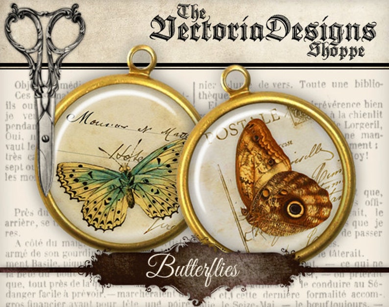 Puede incluir: Dos colgantes redondos de tono dorado con ilustraciones de mariposas sobre texto manuscrito vintage. El colgante izquierdo muestra una mariposa amarilla y azul, el derecho una mariposa marr&oacute;n con un ocelo. El texto The VectoriaDesigns Shoppe es visible.