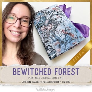 Puede incluir: Un kit de manualidades para diario titulado Bewitched Forest con una portada que muestra un cuervo azul sobre una rama, flores rosas y un camino de piedra. El kit incluye lazos morados y el texto Deluxe, Journal Pages, Embellishments, Papers.