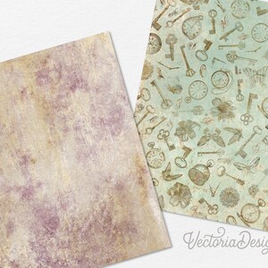 Op de afbeelding: Twee digitale papierachtergronden. E&eacute;n is een lichtblauwe achtergrond met een patroon van sleutels, klokken, vlinders en bloemen. De andere is een textuur achtergrond met een lichtbruin en paars kleurenschema.
