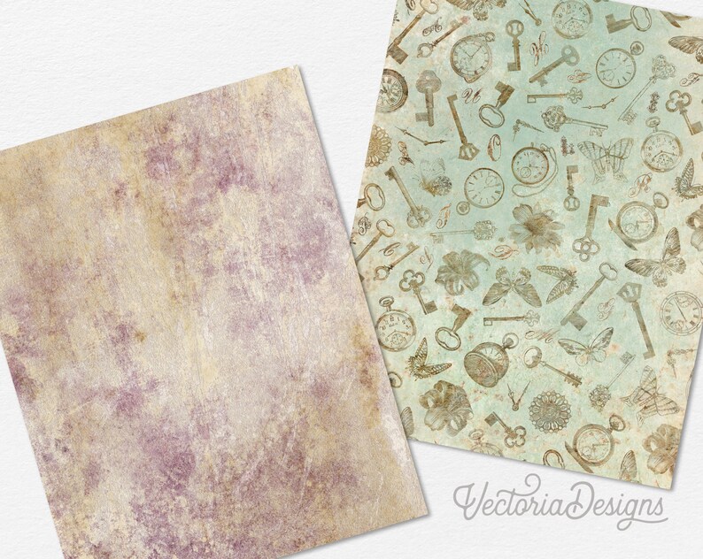 Op de afbeelding: Twee digitale papierachtergronden. E&eacute;n is een lichtblauwe achtergrond met een patroon van sleutels, klokken, vlinders en bloemen. De andere is een textuur achtergrond met een lichtbruin en paars kleurenschema.