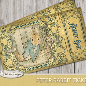 Pode incluir: Dois bilhetes vintage do Peter Rabbit com bordas decorativas douradas e azul-turquesa. Um bilhete apresenta uma ilustração de Peter Rabbit com um casaco azul. O texto "Admit One" está em azul-turquesa. A parte inferior da imagem diz "Peter Rabbit Tickets".