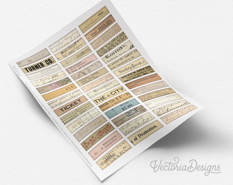 Puede incluir: Una hoja de etiquetas de estilo vintage con varios textos y dise&ntilde;os, incluyendo "Turner Co.", "Ticket", "The City", "Kevallois-Perret" y "One Dollar Six Cents".