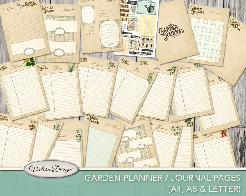 Pu&ograve; includere: Un set di pagine di pianificatore da giardino e diario stampabili in stile vintage. Le pagine presentano una variet&agrave; di design, tra cui illustrazioni floreali, motivi a griglia e carta rigata. Le pagine sono etichettate con i mesi dell'anno e includono sezioni per appunti, calendari di semina e altre informazioni relative al giardino. Il testo "GARDEN PLANNER / JOURNAL PAGES (A4, A5 & LETTER)" &egrave; stampato nella parte inferiore dell'immagine.