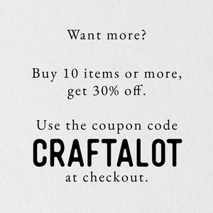 Op de afbeelding: Een witte afbeelding met zwarte tekst die luidt: Want more? Buy 10 items or more, get 30% off. Use the coupon code CRAFTALOT at checkout. De tekst is weergegeven in een strak, schreefloos lettertype op een getextureerde, gebroken witte achtergrond.