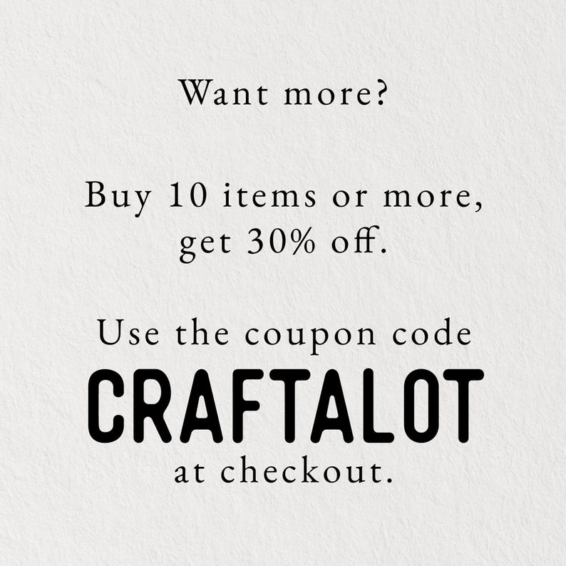 Op de afbeelding: Een witte afbeelding met zwarte tekst die luidt: Want more? Buy 10 items or more, get 30% off. Use the coupon code CRAFTALOT at checkout. De tekst is weergegeven in een strak, schreefloos lettertype op een getextureerde, gebroken witte achtergrond.