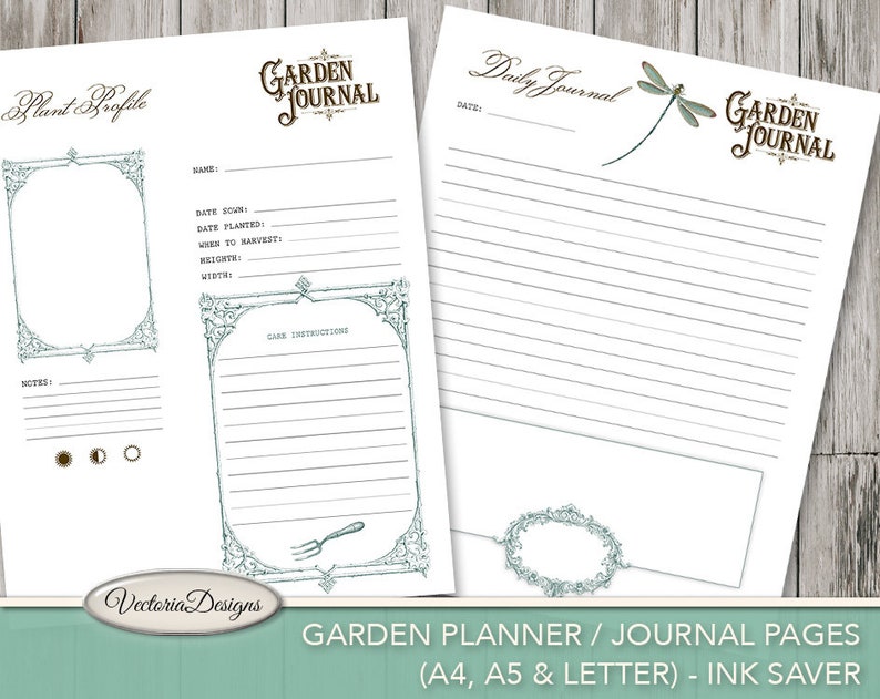 Puede incluir: Dos p&aacute;ginas de papel blanco con tem&aacute;tica de jard&iacute;n. Una p&aacute;gina est&aacute; etiquetada como "Plant Profile" y la otra como "Daily Journal". Ambas p&aacute;ginas tienen bordes decorativos y las palabras "Garden Journal". La parte inferior de las p&aacute;ginas dice "Garden Planner / Journal Pages".