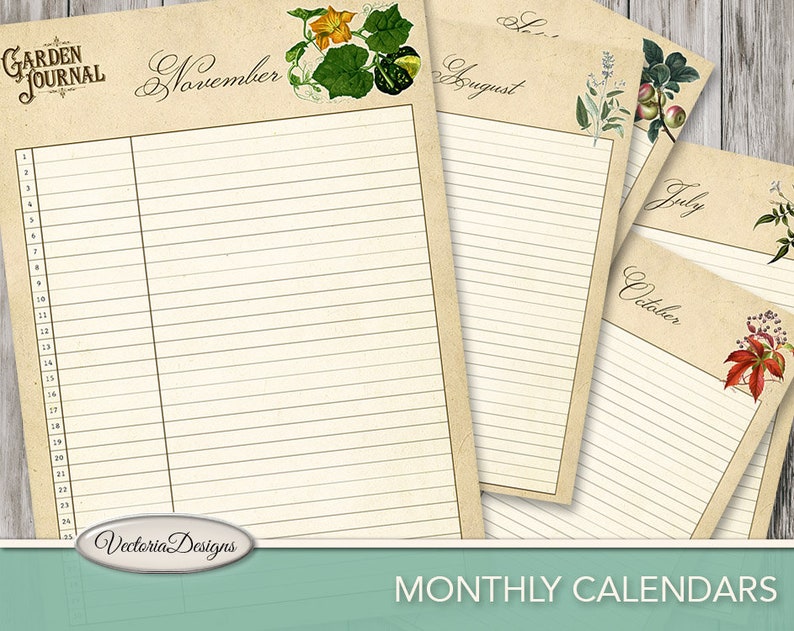 Pu&ograve; includere: Un set di calendari mensili stampabili con illustrazioni botaniche vintage. Ogni pagina del calendario presenta un diverso disegno floreale e il nome del mese stampato in alto. Sono visibili anche i testi "GARDEN JOURNAL" e "Victoria Designs".