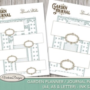Puede incluir: Dos p&aacute;ginas de diario de jard&iacute;n con un dise&ntilde;o vintage. Cada p&aacute;gina presenta un mapa detallado del jard&iacute;n en azul claro, espacios rectangulares en blanco y marcos dorados ornamentados. El texto "Garden Journal" y "Garden Wishes" est&aacute;n en la parte superior.