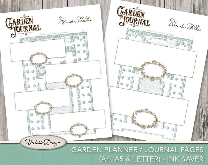 Puede incluir: Dos p&aacute;ginas de diario de jard&iacute;n con un dise&ntilde;o vintage. Cada p&aacute;gina presenta un mapa detallado del jard&iacute;n en azul claro, espacios rectangulares en blanco y marcos dorados ornamentados. El texto "Garden Journal" y "Garden Wishes" est&aacute;n en la parte superior.