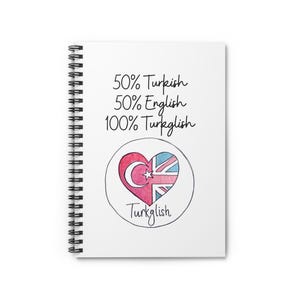 以下が含まれることがあります： 白い表紙のスパイラルノート。手書きの文字で「50%トルコ語、50%英語、100%ターキッシュイングリッシュ」と書かれています。テキストの下には、トルコの三日月と星とユニオンジャックを組み合わせたハート型のグラフィックがあり、「Turkglish」と書かれています。