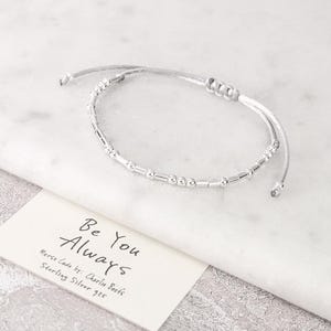 Peut inclure: Ensemble de trois bocaux en céramique avec couvercles. Les bocaux sont blancs avec un motif floral bleu. Le plus grand mesure 20 cm de haut, le moyen 15 cm et le plus petit 10 cm.