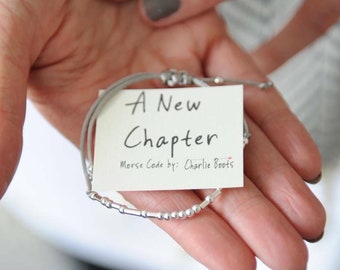 Pulseira em prata de lei com código Morse 'Um Novo Capítulo'