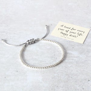 Vänskapsarmband i sterlingsilver med 60-årspärlor och hängen