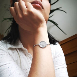 Bracelet personnalisé avec pièce de monnaie de six pence à n'importe quelle date
