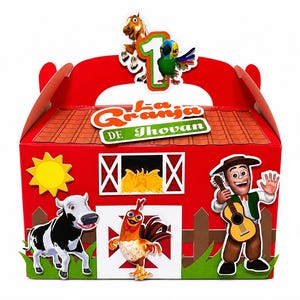 Puede incluir: Una caja de cartón roja con forma de granero, decorada con un sol amarillo, una vaca blanca y negra, un gallo y un personaje de dibujos animados tocando la guitarra. Arriba muestra un número uno grande, un caballo, un loro y el texto La Granja de Jhovan.