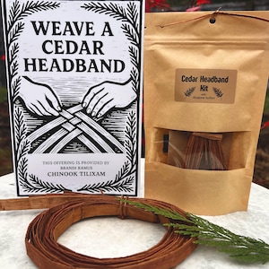 Può includere: Un kit artigianale per tessere una fascia per capelli in cedro. Il kit include un sacchetto di carta marrone con una finestra trasparente, una scheda con le istruzioni e una bobina di strisce di cedro. La scheda recita "WEAVE A CEDAR HEADBAND" e "THIS OFFERING IS PROVIDED BY BRANDI RAMUS CHINOOK TILIXAM."