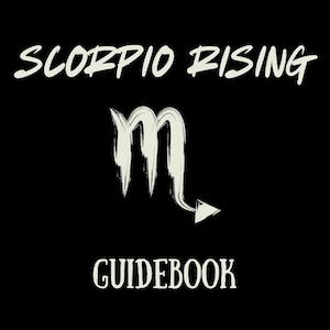 以下が含まれることがあります： 黒い正方形のグラフィックで、上部にオフホワイトのテキスト「SCORPIO RISING」、下部に「GUIDEBOOK」が配置されています。中央には、筆致のテクスチャと矢印の尾を持つオフホワイトの蠍座のゾディアックシンボルが描かれています。