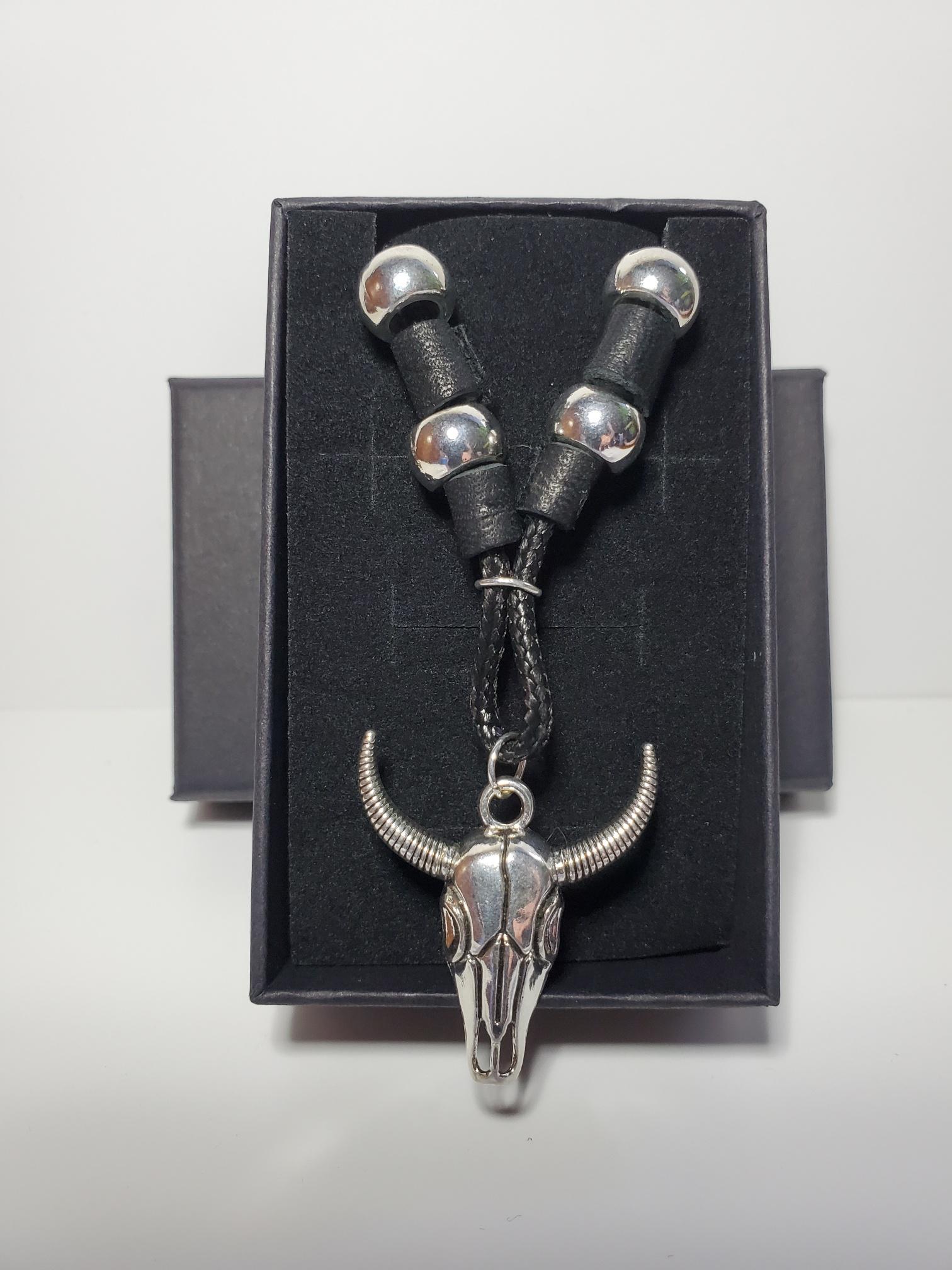 黒い牛の頭骨 黒いワックスコードに牛の黒革でデザインされたシルバーの雄牛の頭蓋骨