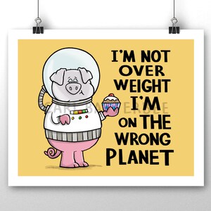 Puede incluir: Un cerdo de dibujos animados con un traje espacial y sosteniendo un cupcake. El texto dice "No estoy gordo, estoy en el planeta equivocado".