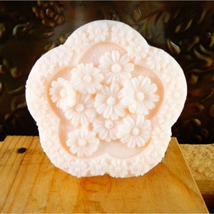 Sapone ai fiori: una bella saponetta collage di fiori, sapone decorativo floreale per gli ospiti, scegli colore e profumo