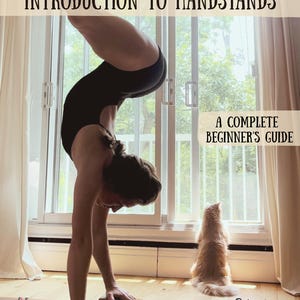 Könnte beinhalten: Eine Person macht einen Handstand vor einem Fenster. Das Bild enthält den Text "INTRODUCTION TO HANDSTANDS" und "A COMPLETE BEGINNER'S GUIDE". Eine Katze sitzt in der Nähe des Fensters. Das Bild enthält auch den Text "BalancebyLiv".
