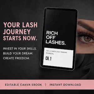 Op de afbeelding: Een digitale tablet met een wimpertrainingshandleiding getiteld RICH OFF LASHES CH. 1. Het scherm toont de tekst YOUR LASH JOURNEY STARTS NOW. INVEST IN YOUR SKILLS. BUILD YOUR DREAM. CREATE FREEDOM. Een close-up van een oog met wimpers is zichtbaar.