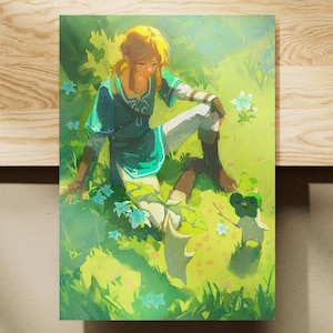 Puede incluir: Una vibrante impresión artística que presenta a un personaje de videojuego sentado en un exuberante campo verde con flores azules. El personaje viste una túnica turquesa, pantalones blancos y botas marrones. También hay una pequeña criatura.