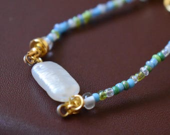 Blue and green seed bead bracelet with pearl, coastal jewelry