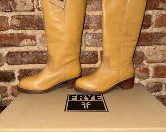 Botas altas Frye Camryn Campus sin cierre, de piel de plátano, talla 7 M para mujer, FR42040, nuevas en caja.