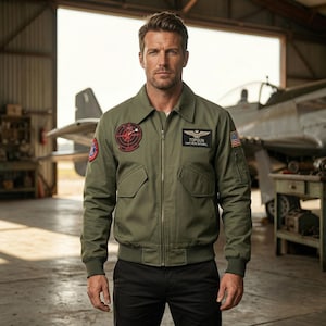 Puede incluir: Una taza de cerámica blanca con un asa negra y el texto "But First, Coffee" en negro, con una fuente de estilo manuscrito. La taza está sobre una superficie blanca.