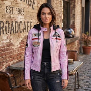 Damen Pink Leder Bikerjacke mit abnehmbarem Fleece Hoodie - Vintage Style Racing Jacke mit Patches, Edgy Streetwear Fashion Mantel