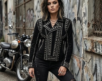 Chaqueta de motociclista de cuero con tachuelas hecha a mano: abrigo atrevido para mujer, estilo punk rockero con cinturón y cremallera asimétrica.