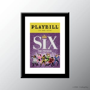 Puede incluir: Impresión enmarcada del programa del musical "Six". La parte superior es amarilla con "Playbill" en texto negro. Debajo, un fondo morado con la palabra "Six" y el título del musical. La parte inferior presenta seis figuras con trajes coloridos.